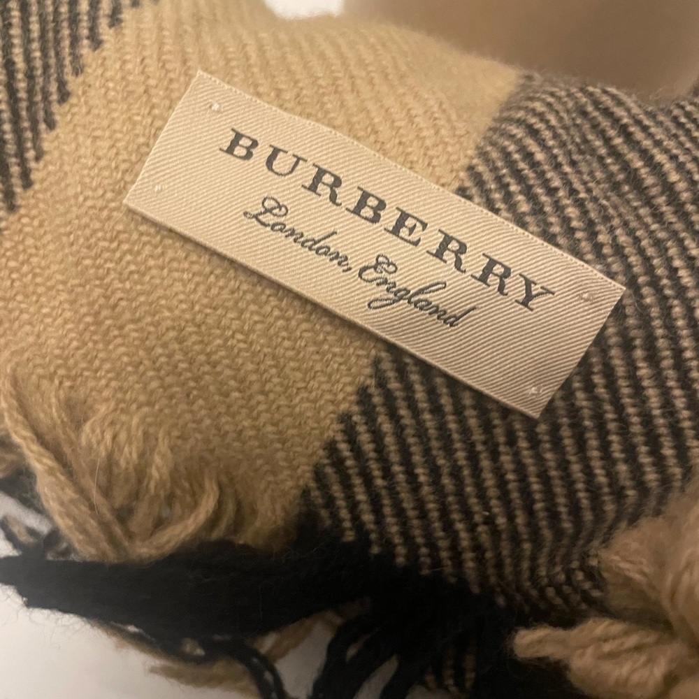 Burberry wool scarf, with original gift box and bag